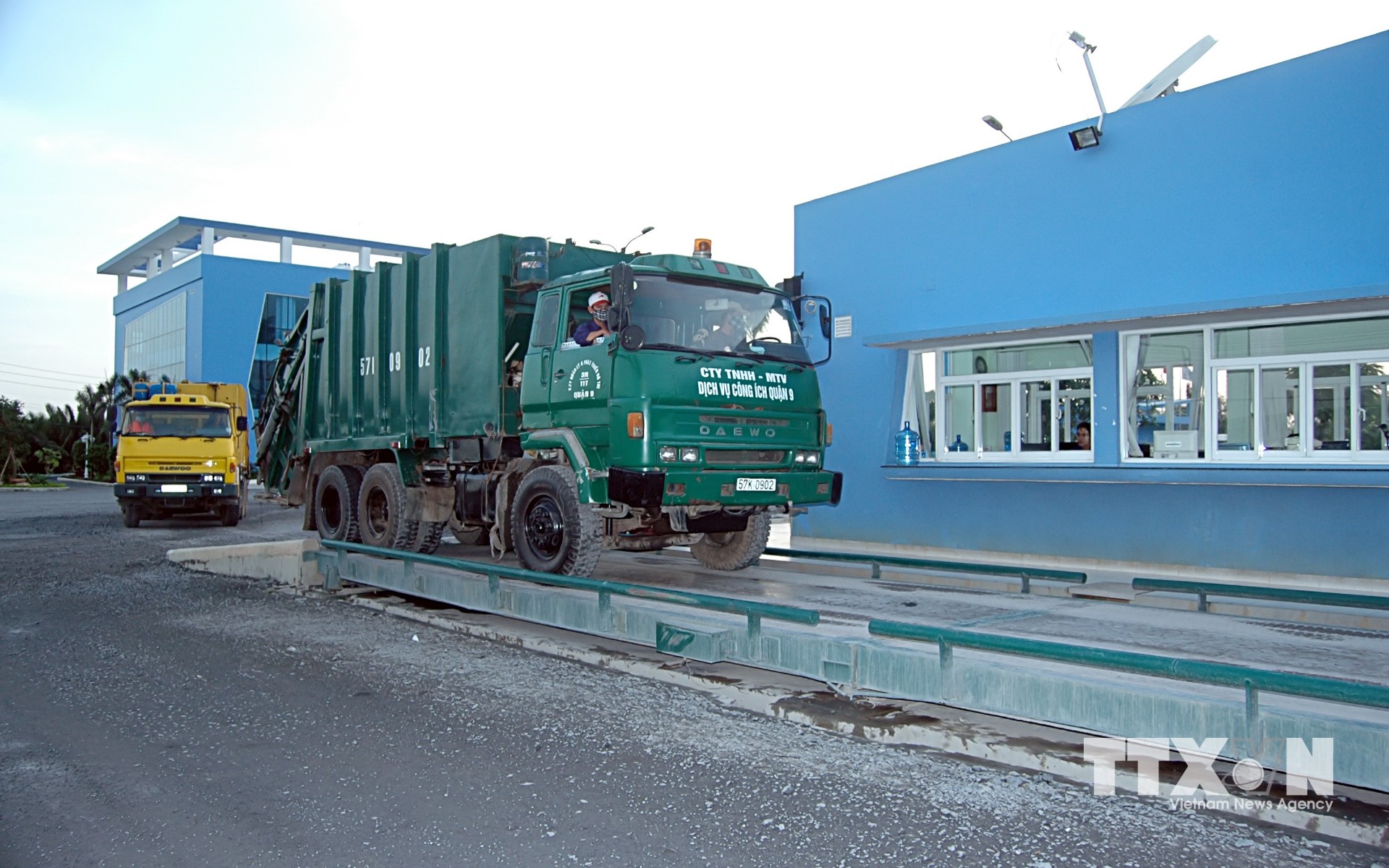Trạm cân xe chở rác tại Khu liên hợp xử lý chất thải Đa Phước (xã Đa Phước), khu xử lý rác lớn nhất Thành phố Hồ Chí Minh. (Ảnh: Hồng Đạt/TTXVN)